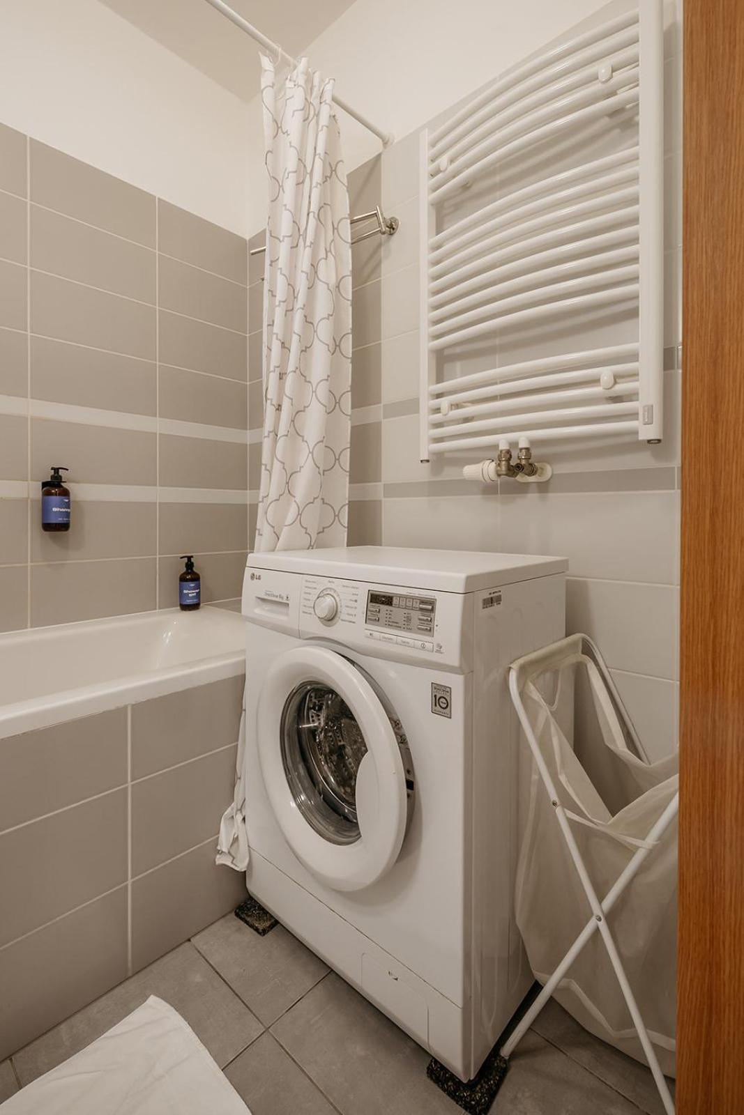 Prague Days - Bright Apartment - Balcony - Private Parking Экстерьер фото